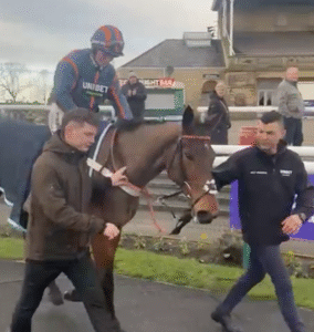 Either Or wins at Doncaster